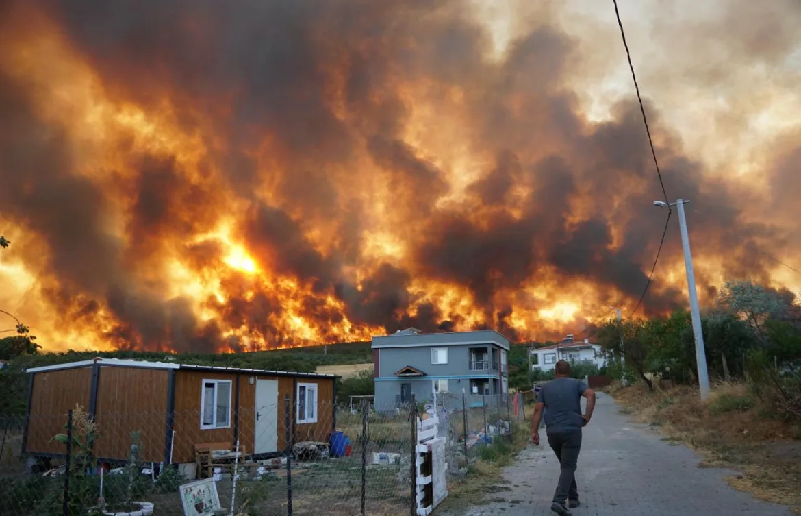 Tekirdağ’ın Şarköy ilçesindeki orman yangını mahalleye sıçradı