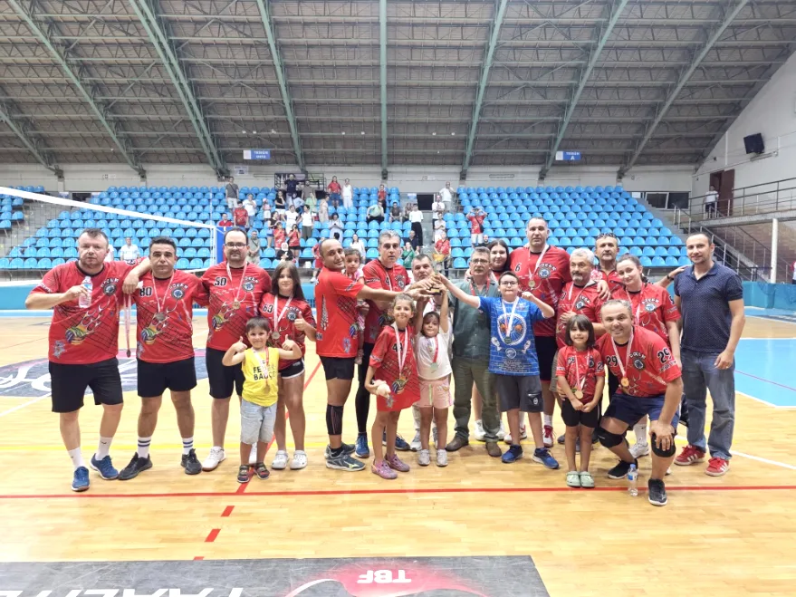 Keşan DOÇEK, Edirne Voleybol Turnuvasında kupayı kaldırdı