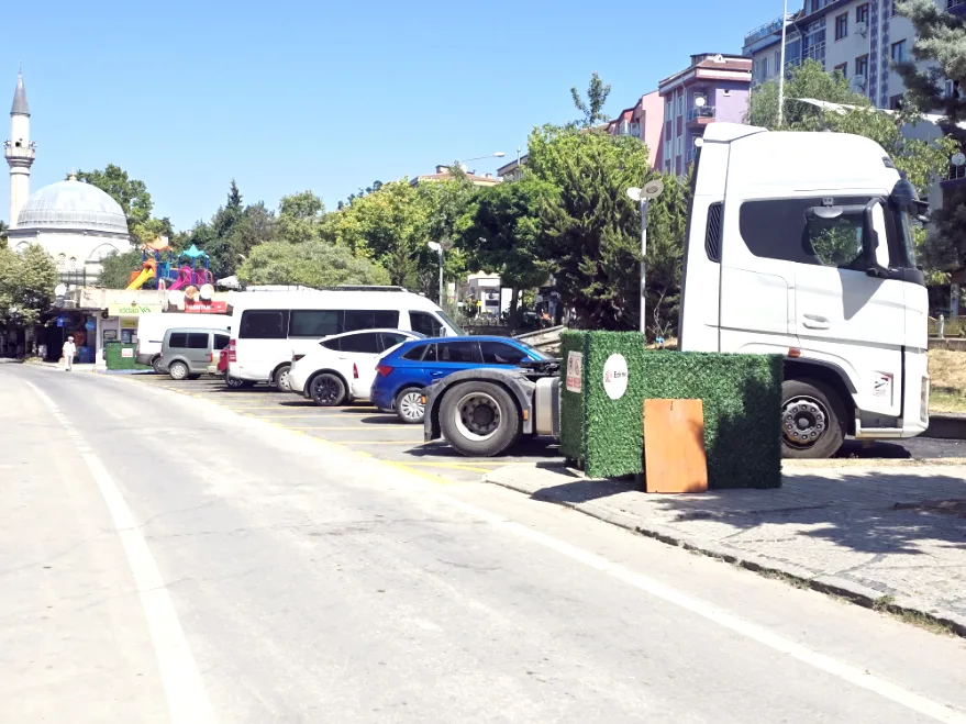 Yesil Alan Otopark Oldu 1 - Park değil artık otopark!
