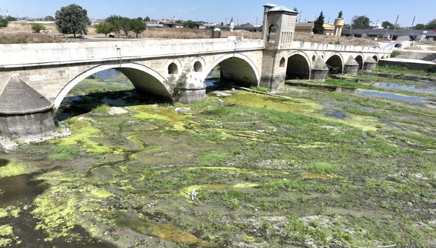 Kuraklığın etkilediği Tunca Nehri’nde su akışı durma noktasına geldi