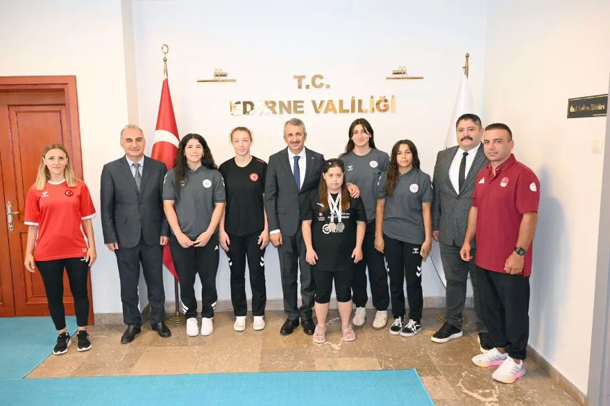 530217667 1156649816492618 9183443049772950019 n - Edirneli şampiyon sporculardan Vali Sezer’e ziyaret