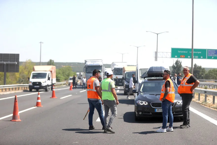 AA 20250804 38743468 38743459 KIRKLARELINDE AGACLIK ALANDA CIKAN YANGIN NEDENIYLE AVRUPA OTOYOLU TRAFIGE KAPATILDI - Kırklareli’ndeki yangın nedeniyle Avrupa Otoyolu trafiğe kapatıldı