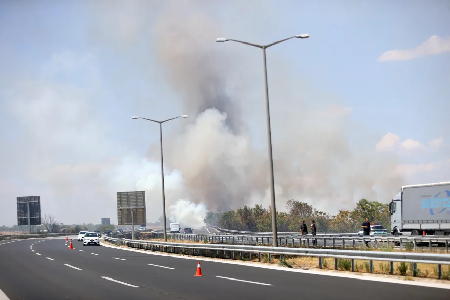 Kırklareli’ndeki yangın nedeniyle Avrupa Otoyolu trafiğe kapatıldı