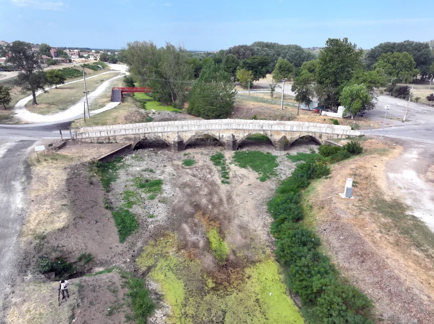 AA 20250806 38757412 38757403 KURAKLIK VE SICAKLARIN OLUMSUZ ETKILEDIGI TUNCA NEHRININ BAZI BOLUMLERINDE SU AKMIYOR - Tunca Nehri’nde acı tablo