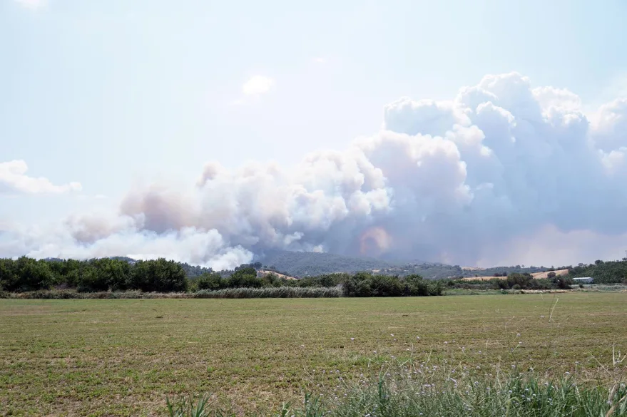 AA 20250808 38775920 38775917 CANAKKALEDE TARIM ARAZISINDE BASLAYIP ORMANA SICRAYAN YANGINA MUDAHALE EDILIYOR - Çanakkale’de tarım arazisindeki yangın ormana sıçradı