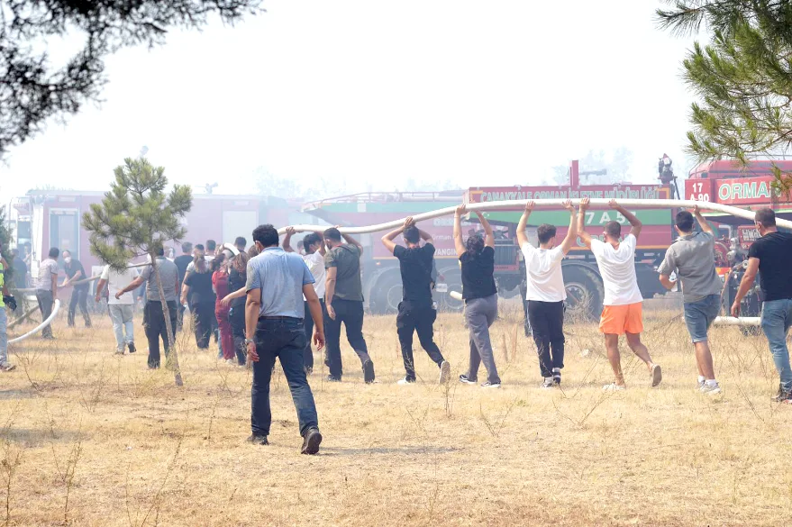 Çanakkale’de vatandaşlar, orman yangınıyla mücadele eden ekiplere destek oluyor
