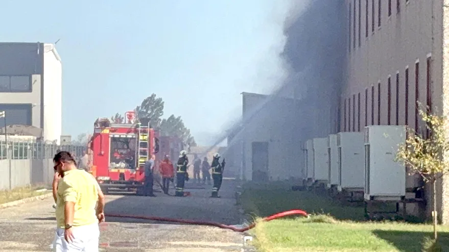 Tekirdağ’da tarım arazisinden tül fabrikasına sıçrayan yangın söndürüldü