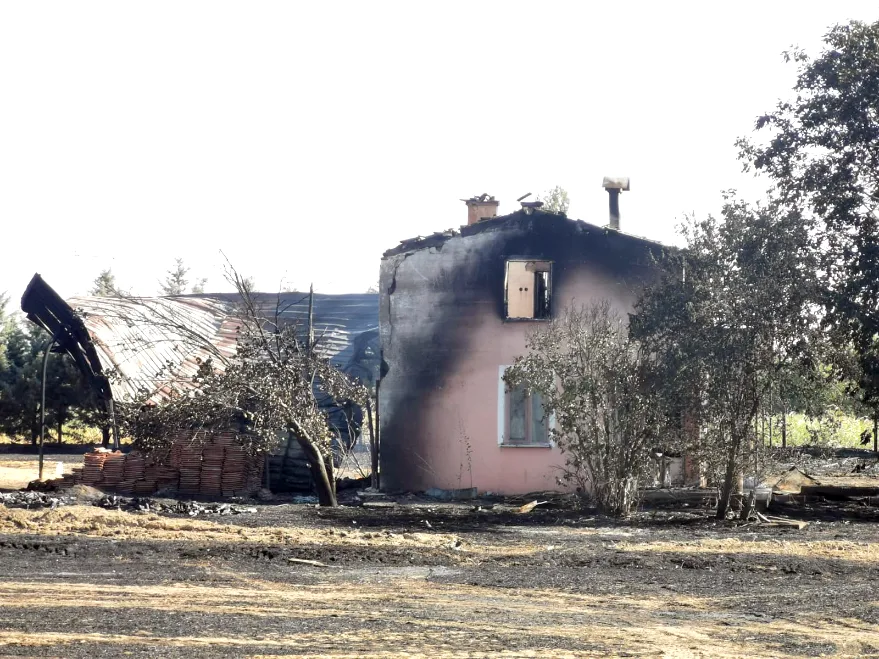 Kırklareli’nde çıkan anız yangında bağ evleri, araç ve arı kovanları yandı