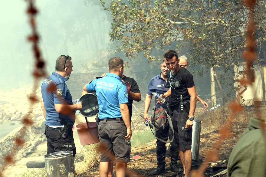 AA 20250812 38807596 38807594 CANAKKALEDEKI ORMAN YANGINIYLA MUCADELEYE POLIS TESKILATI DA DESTEK VERDI - Çanakkale’deki orman yangınıyla mücadeleye polis teşkilatı da destek verdi