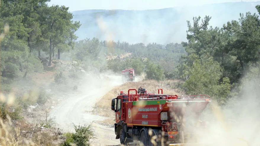 AA 20250813 38819318 38819316 CANAKKALEDE CIKAN ORMAN YANGININA MUDAHALE EDILIYOR - Çanakkale’de çıkan orman yangınına müdahale sürüyor