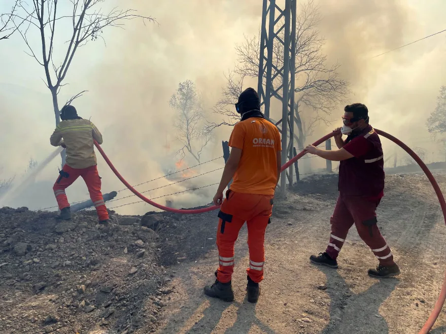 AA 20250815 38838439 38838436 KOCAELIDE CIKAN ORMAN YANGININA MUDAHALE EDILIYOR - Kocaeli’de orman yangını: 1 mahallede tahliye çalışması başlatıldı