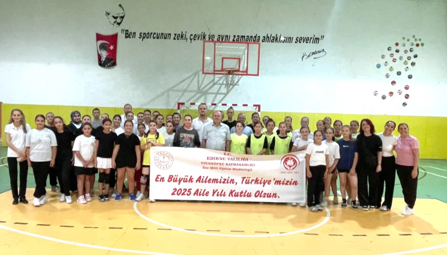 Edirne’de Aile Yılı kapsamında anneler ve kızları voleybol maçı yaptı