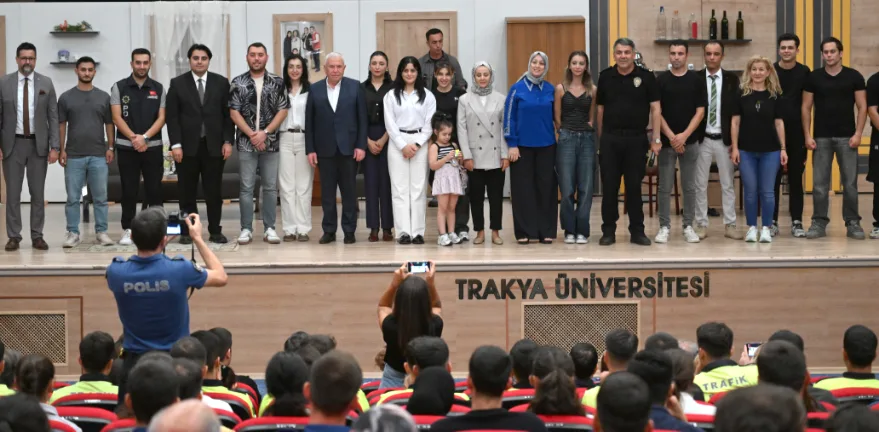 AA 20250821 38881677 38881676 EDIRNEDE POLISLER UYUSTURUCUYLA MUCADELEYI TIYATROYLA ANLATMAYA DEVAM EDIYOR - Polisler uyuşturucuyla mücadeleyi tiyatroyla anlatmaya devam ediyor