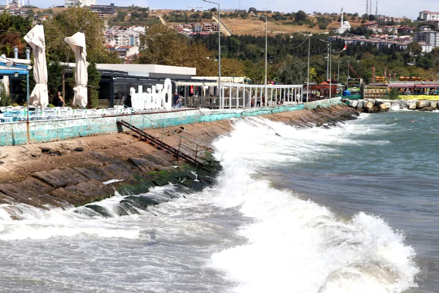 Tekirdağ’da etkili olan poyraz deniz ulaşımını olumsuz etkiliyor