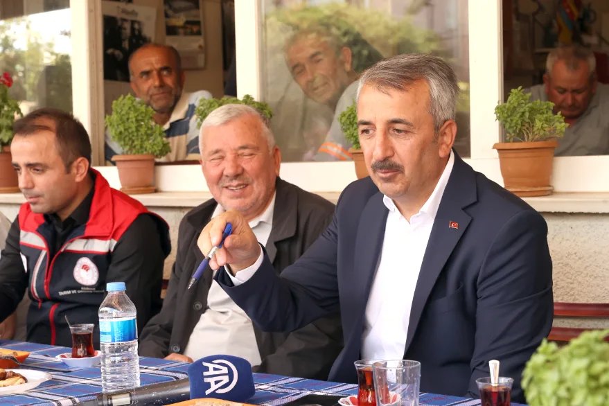 Köye gelen validen düve isteyen ikizlerin isteği geri çevrilmedi