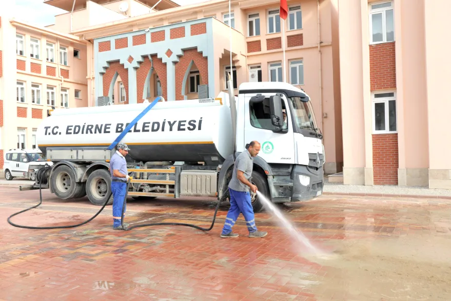 Edirne Belediyesi’nden okullarda temizlik seferberliği
