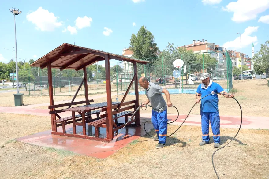 Belediye Temizlik 2 - Edirne’de temizlik seferberliği parklarda devam ediyor