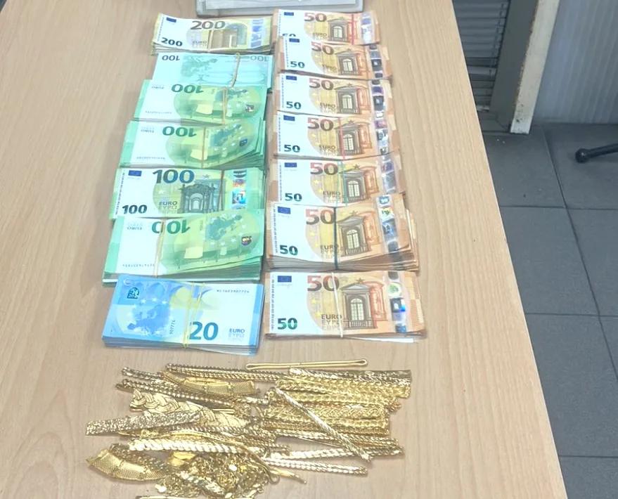 Bulgaristan sınırında beyan edilmeyen para ve altın yakalandı