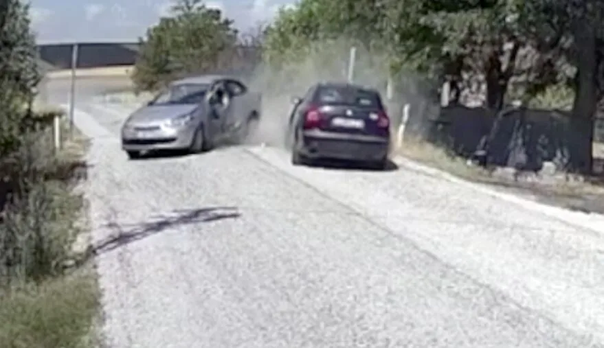 Edirne’de iki otomobilin çarpıştığı kaza anı güvenlik kamerasınca kaydedildi