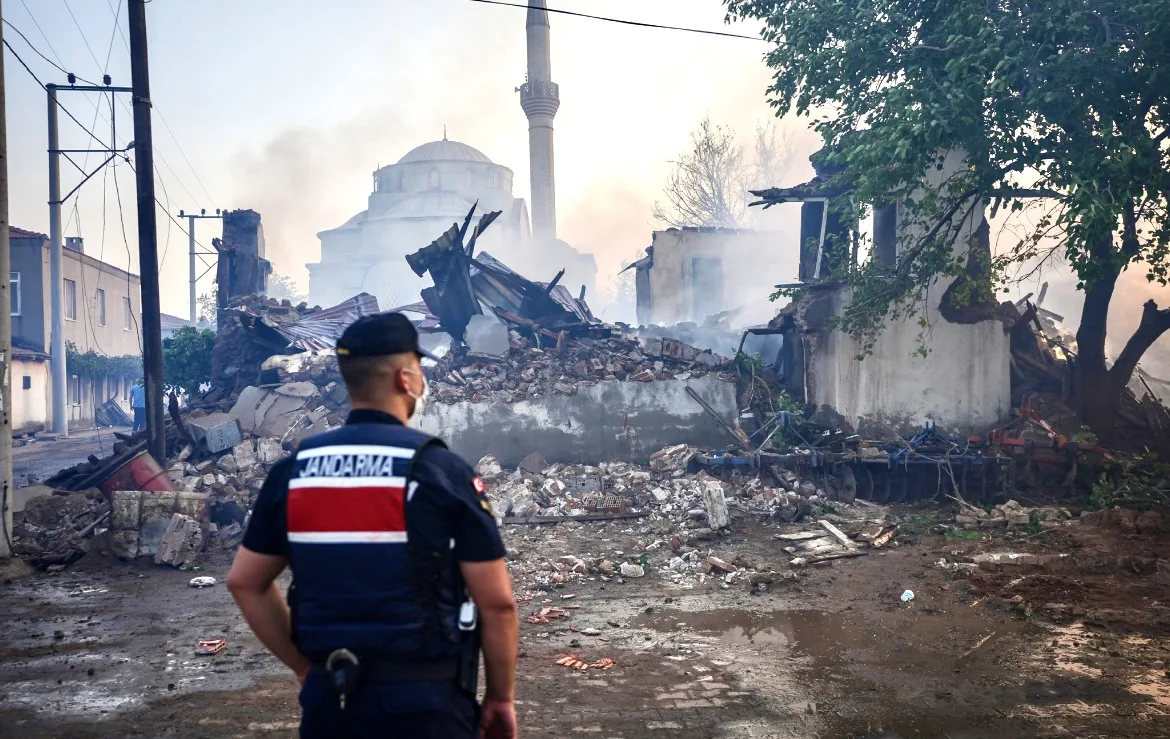 Bayramiç ilçesinde çıkan orman yangını nedeniyle Pıtırelli köyü tahliye edildi