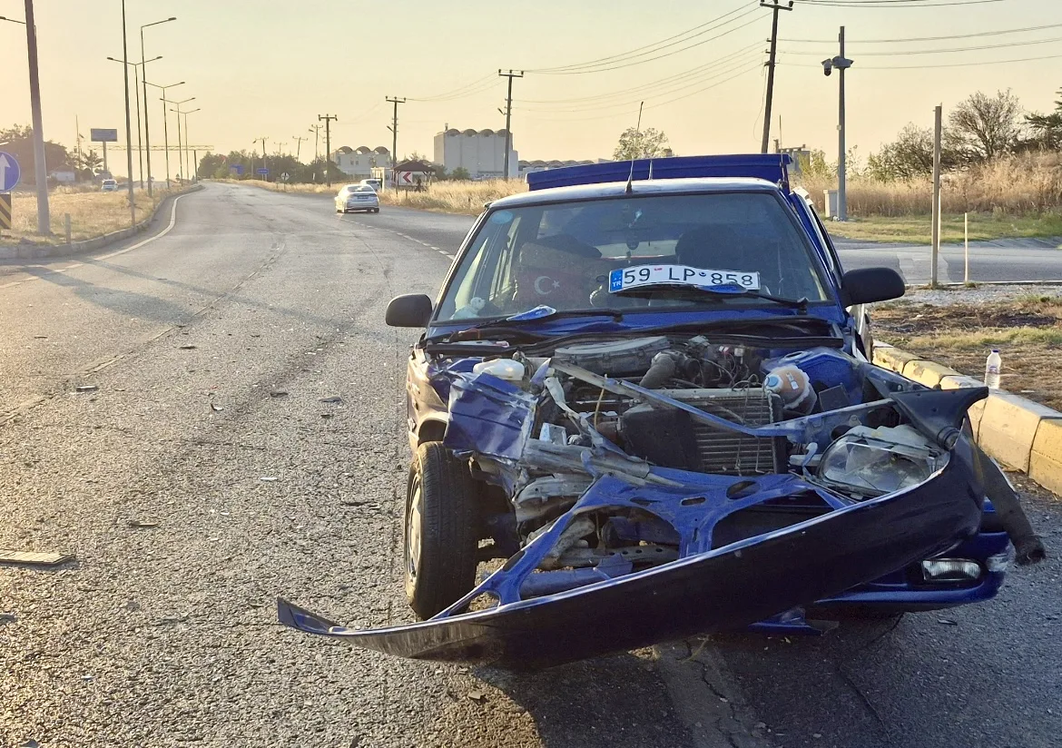 Edirne’de iki otomobilin çarpıştığı kazada 3 kişi yaralandı