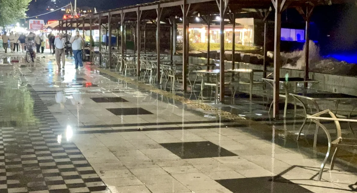 Tekirdağ’da fırtına nedeniyle deniz taştı, yürüyüş yolu su altında kaldı