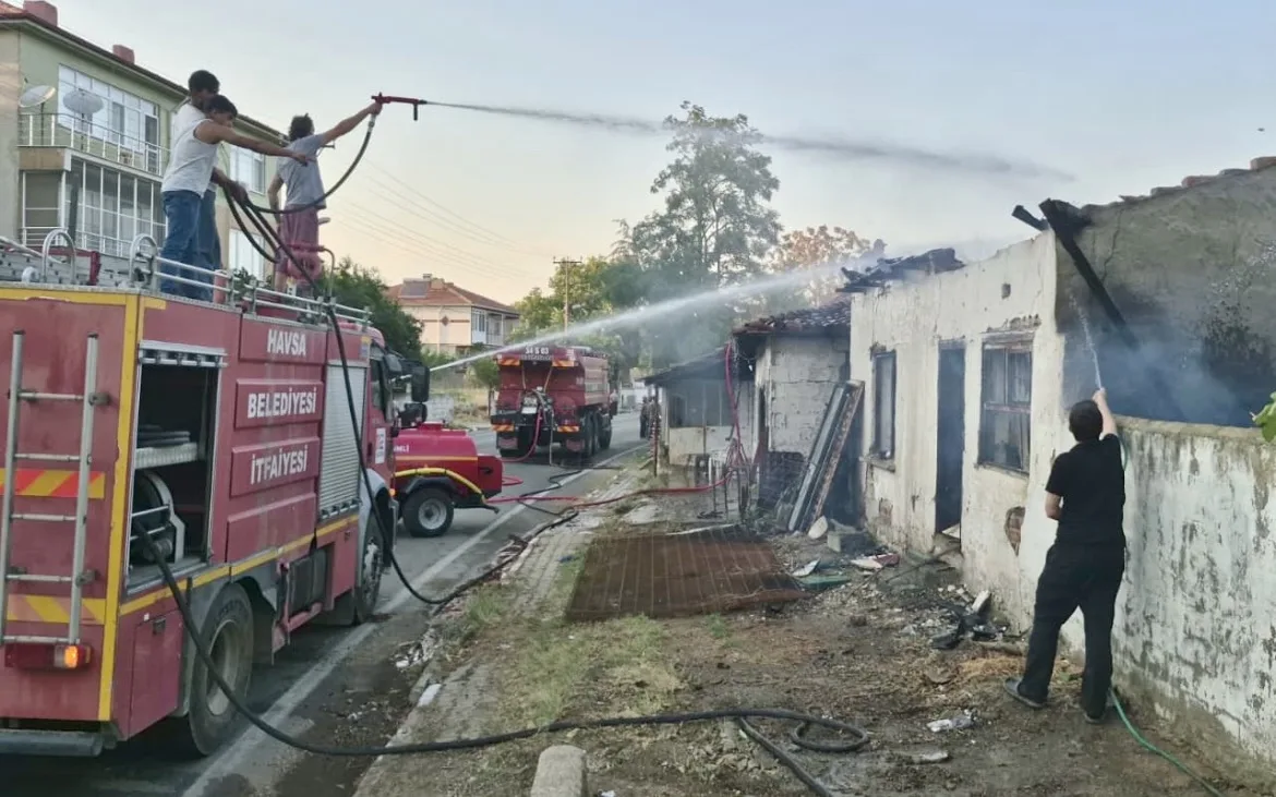 Edirne’deki yangında bir ev kullanılamaz hale geldi, 2 yapıda hasar oluştu