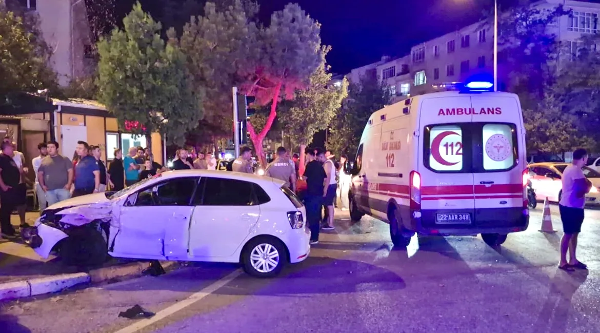 Edirne’de kamyonet ile otomobil çarpıştı, 3 kişi yaralandı