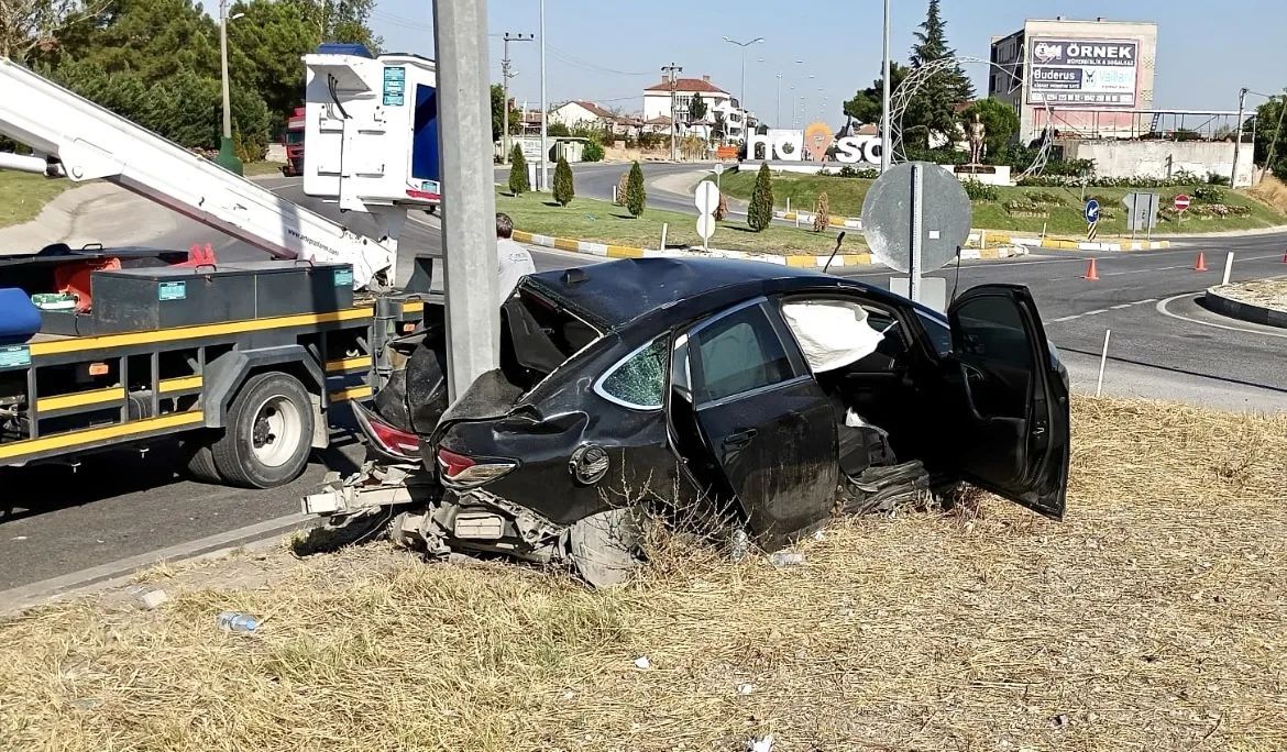 Edirne’de kamyon ile otomobilin çarpıştığı kazada 3 kişi yaralandı