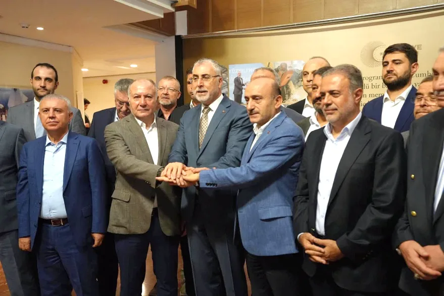 Kamu Cerceve Protokolu Imza 3 - Emek masada kazandı