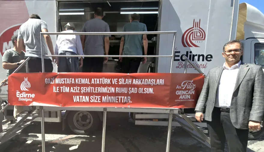 Lokma Dagitimi 4 e1756469573374 - Edirne’de 30 Ağustos ruhu lokma hayrıyla yaşatıldı