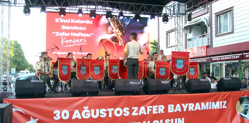 Kırklareli’nde Zafer Bayramı kutlamaları kapsamında askeri bando konser verdi