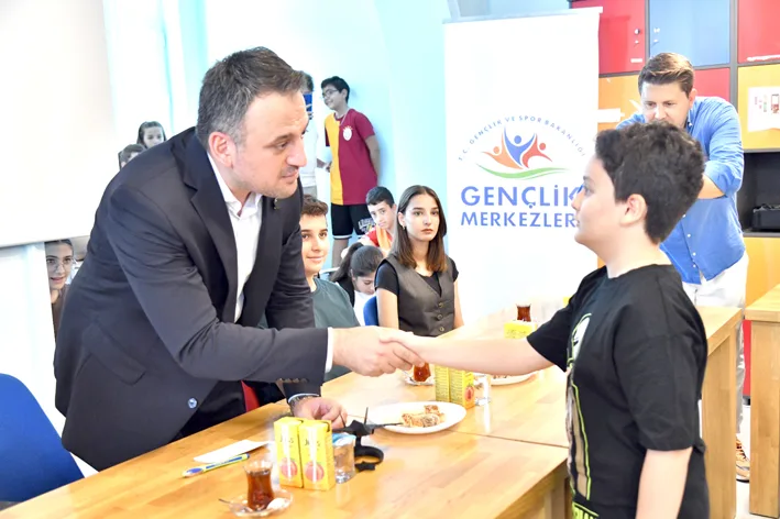 Bakan yardimcisi 2 - Gençlik ve Spor Bakan Yardımcısı Eminoğlu, Tekirdağ’da Deneyap Teknoloji Atölyesi’ni ziyaret etti