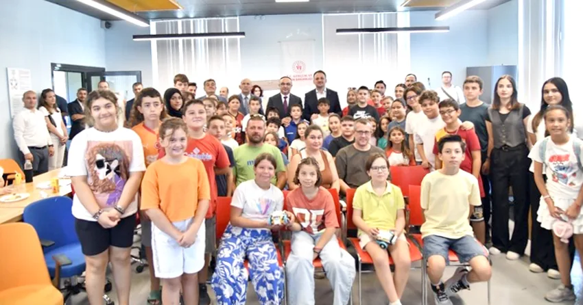 Gençlik ve Spor Bakan Yardımcısı Eminoğlu, Tekirdağ’da Deneyap Teknoloji Atölyesi’ni ziyaret etti