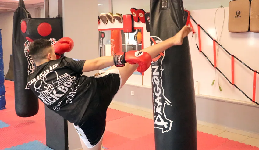 Tekirdağ’da yaşayan kick boks sporcusu 12 yaşındaki Burak’ın hedefi Türkiye şampiyonluğu