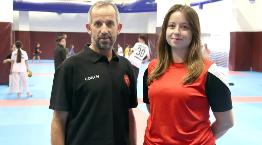 Antrenör babasının teşvikiyle başladığı tekvandoda şimdi sporcu yetiştiriyor