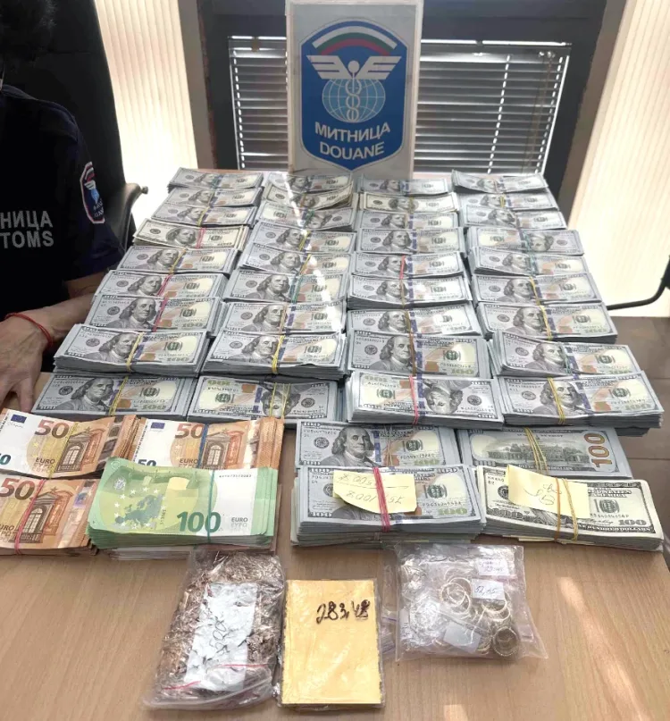 сн7 e1754043740920 - Bulgar gümrüğünde 740 bin dolar ve kilolarca altın yakalandı