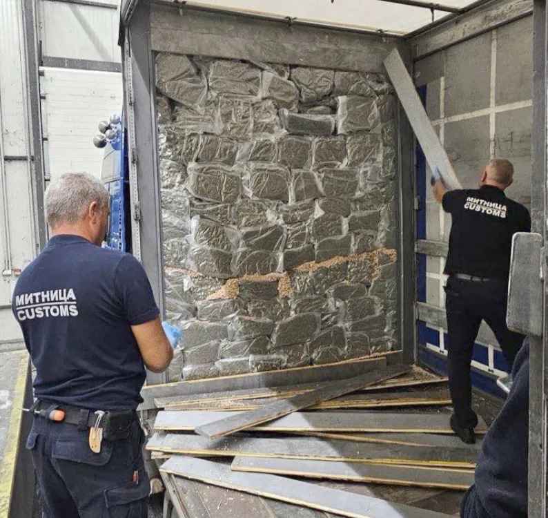 Türkiye’ye gelen TIR’da 195 kilo esrar ele geçirildi