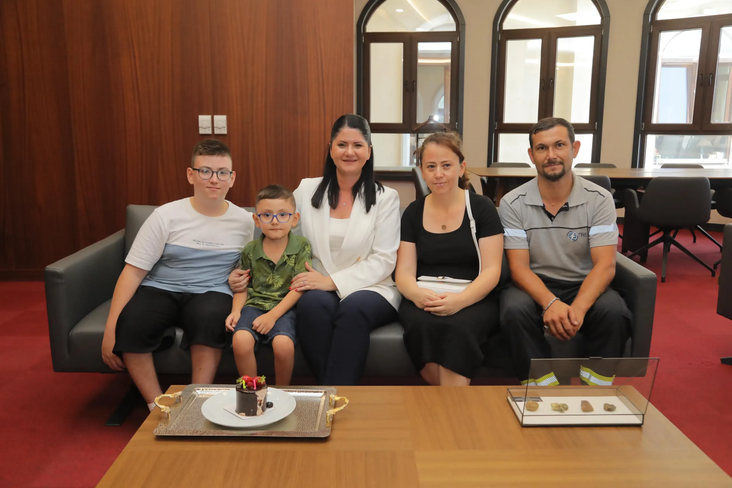 Başkan Gencan, minik kardeşleri makamında ağırladı