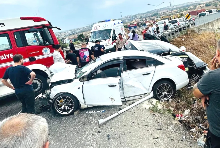 Tekirdağ’da iki otomobilin çarpıştığı kazada 3 kişi yaralandı
