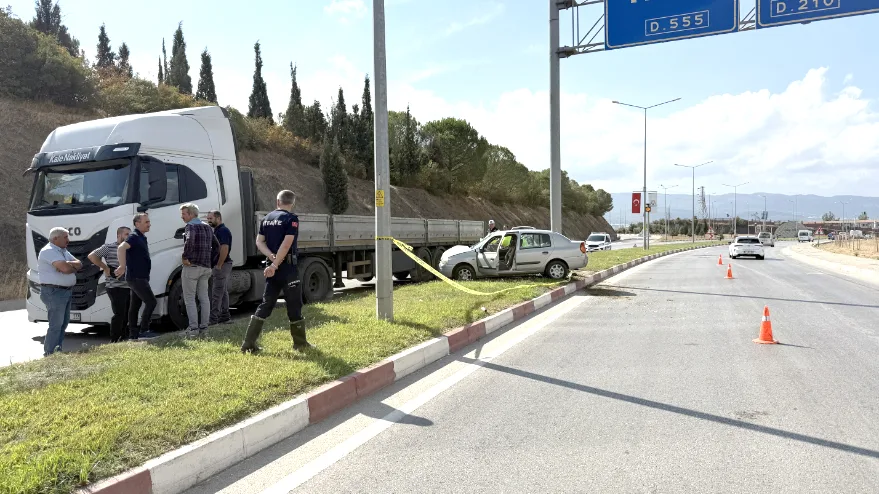 Çanakkale’de TIR ve otomobil çarpıştı: 1 kişi öldü, 2 kişi yaralandı
