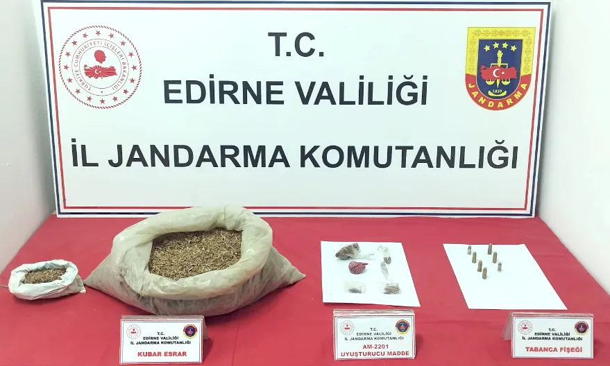 Edirne’de 1 kilo 700 gram uyuşturucu ele geçirildi