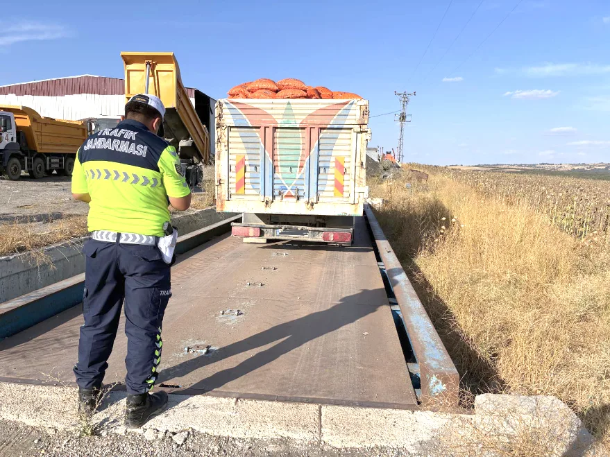 Edirne’de taşıma sınırını aşan kamyoncuya 59 bin 199 lira ceza