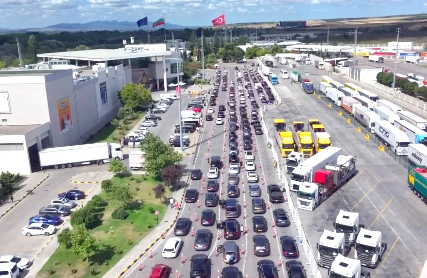 Gurbetçi sezonunda sınır kapılarından 5 milyona yakın yolcu geçiş yaptı