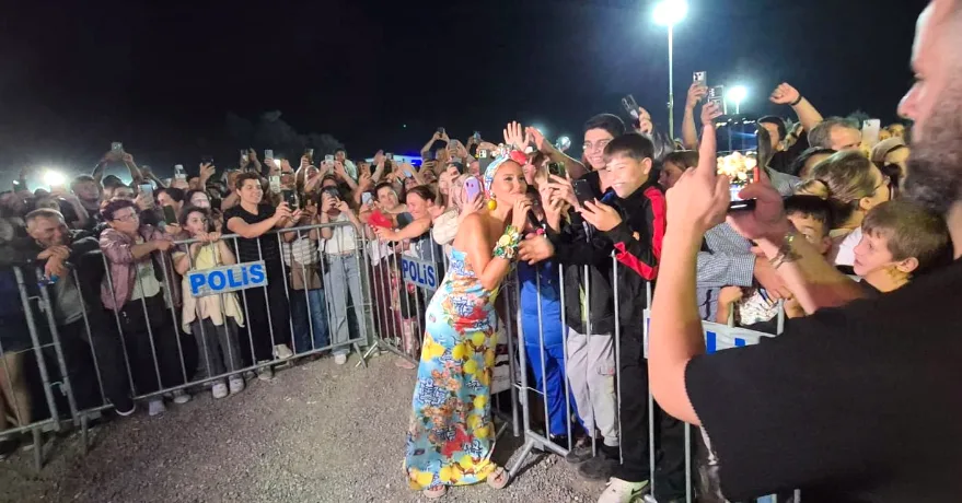 Gülben Ergen Edirne’deki festivalde sahne aldı