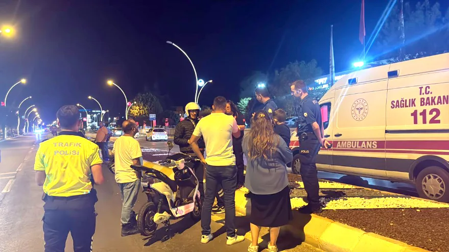 Ticari taksi ile elektrikli motosiklet çarpıştı: 1 Yaralı