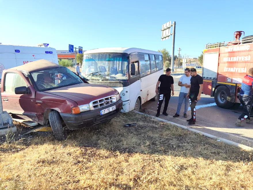 Çanakkale’de işçi servisiyle kamyonetin çarpıştığı kazada 5 kişi yaralandı
