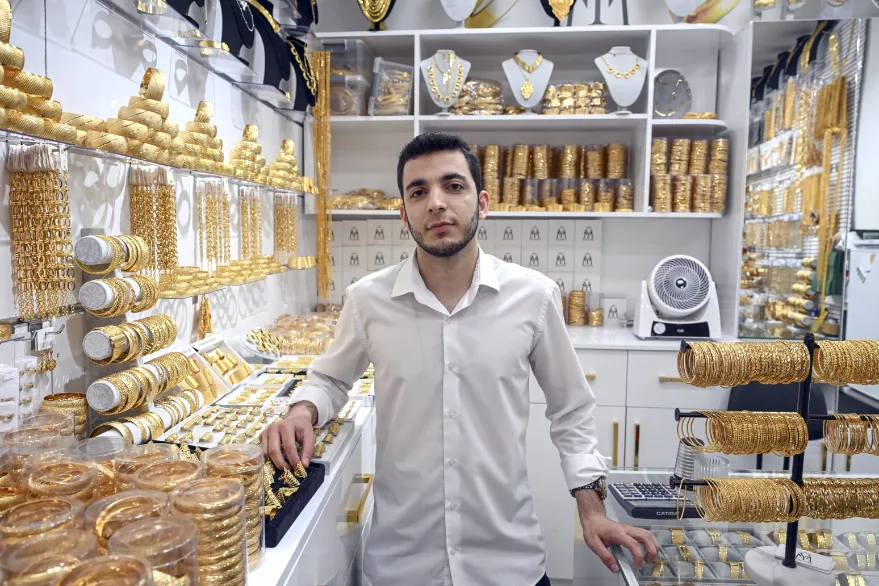 AA 20250920 39170718 39170717 IMITASYON TAKILAR DUGUNLERDE KADINLARIN YENI GOZDESI OLDU - İmitasyon takılar düğünlerde kadınların yeni gözdesi oldu