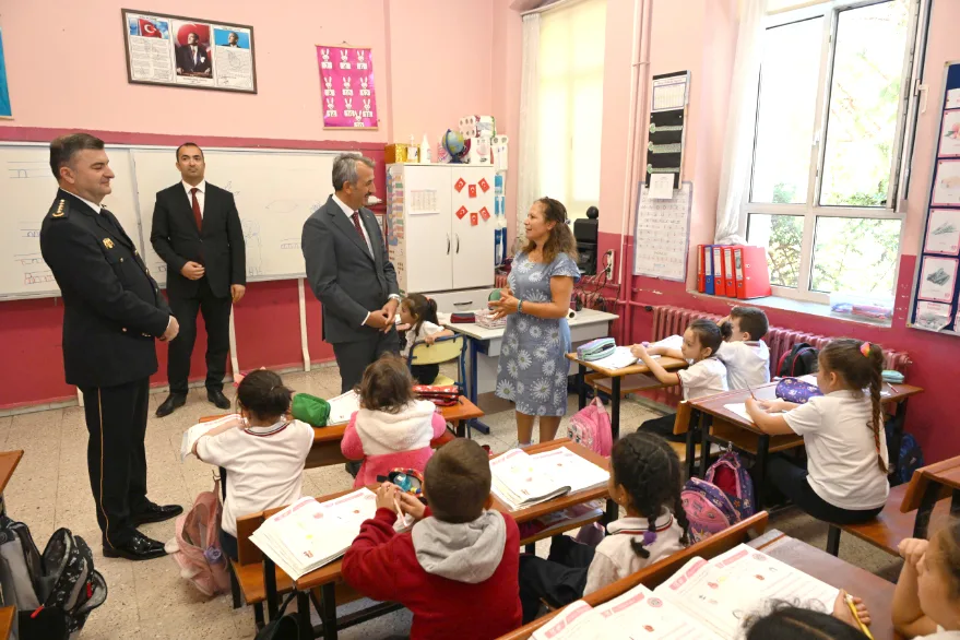 Edirne Valisi Sezer, İnönü İlkokulunu ziyaret etti