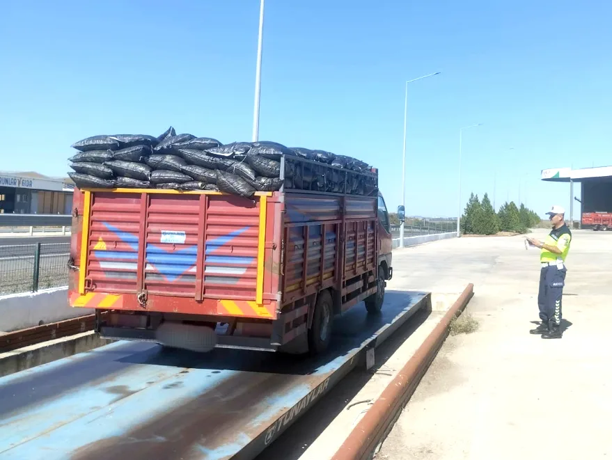 Edirne’de taşıma sınırını aşan kamyonlara 51 bin lira ceza